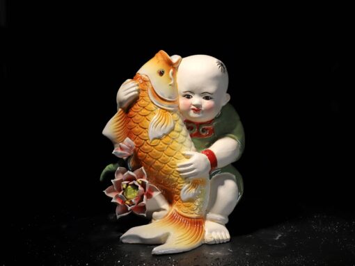 DECOR TƯỢNG EM BÉ ÔM CÁ CHÉP NT37