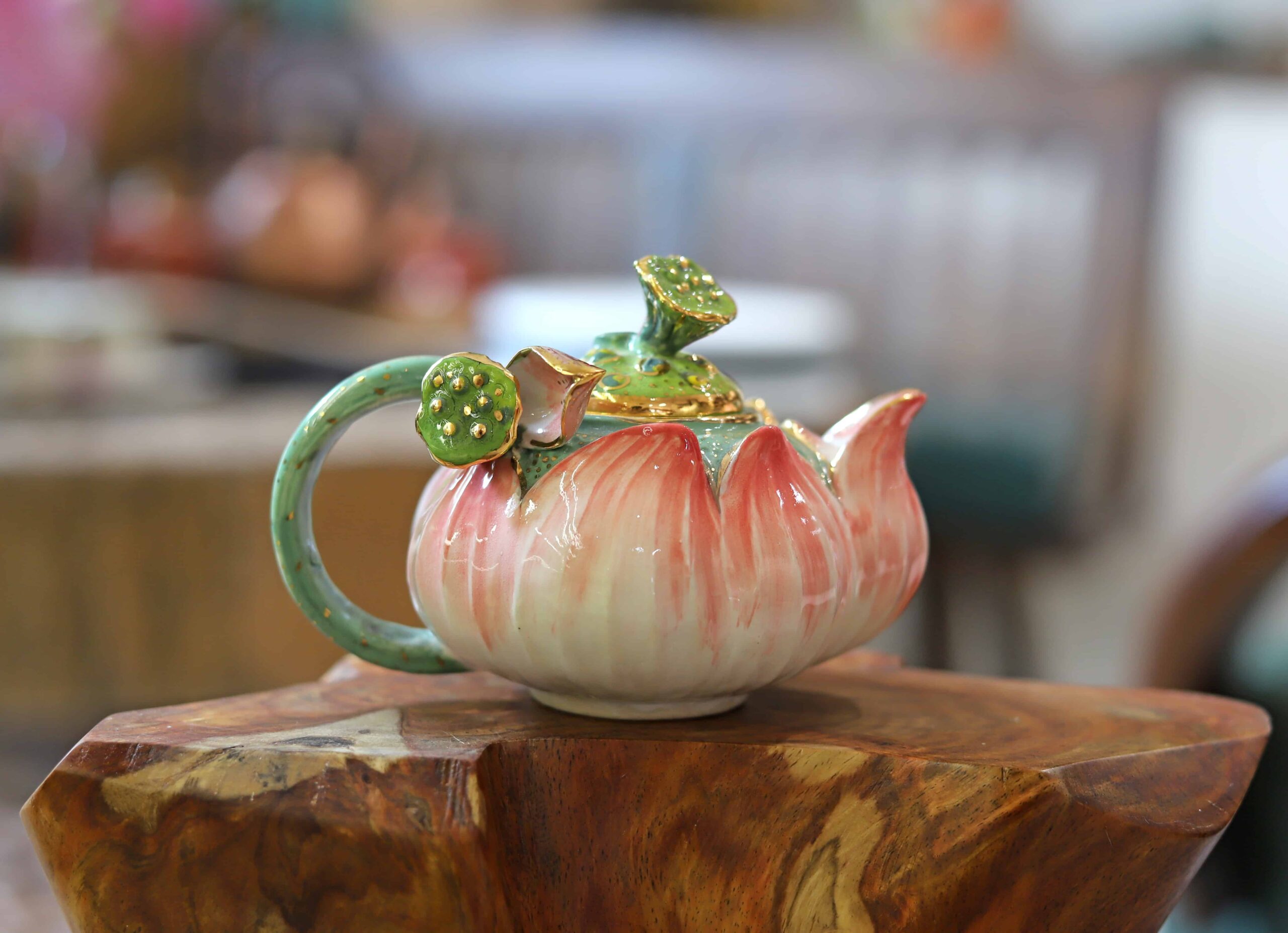 ẤM TRÀ SEN HỒNG MEN VÂN MÂY VẼ VÀNG