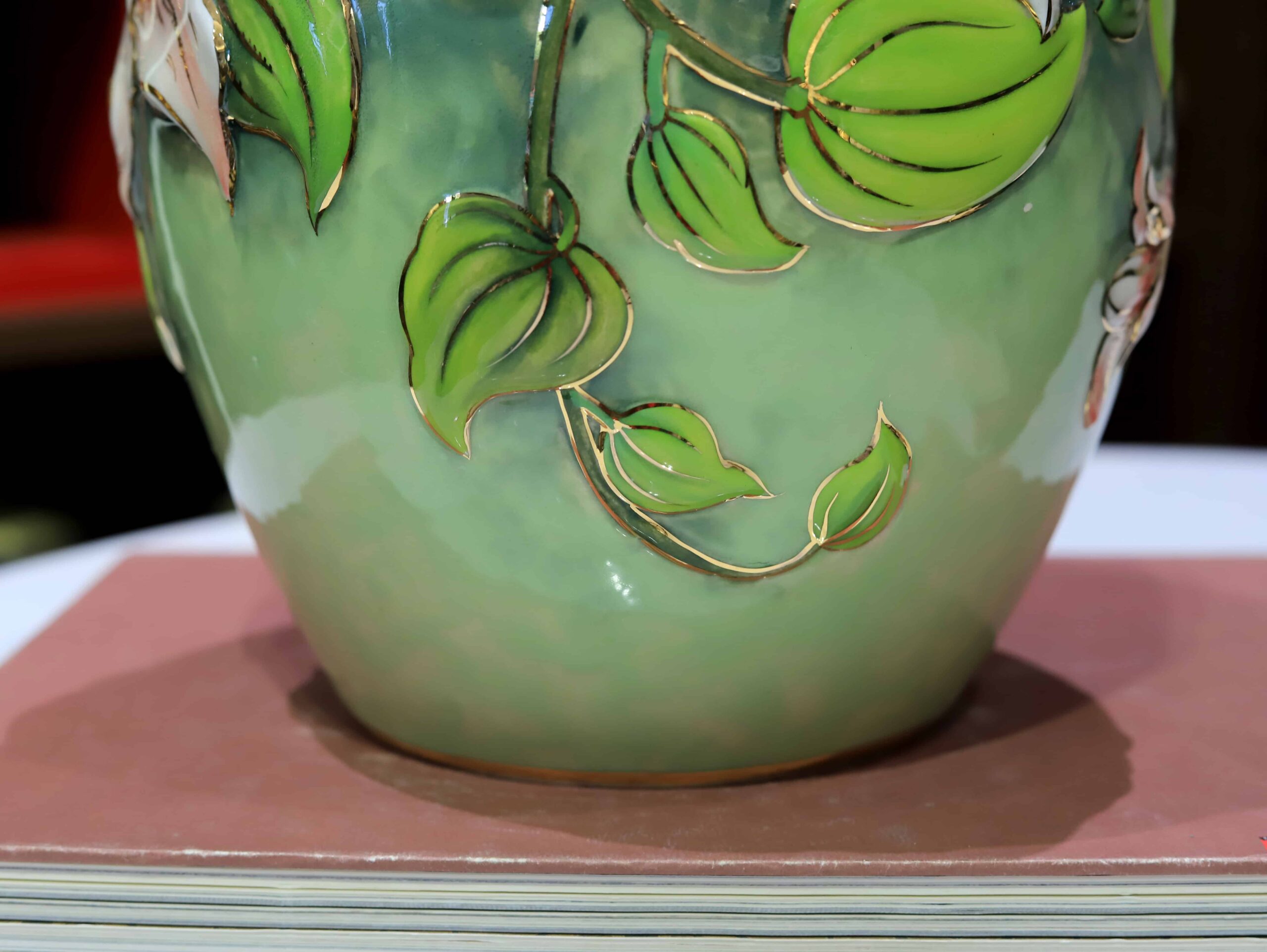 BÌNH HOA HỌA TIẾT HOA LY MEN XANH CỐM - Image 3